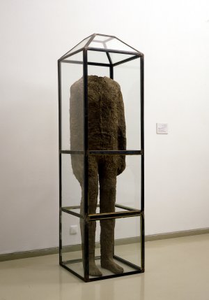 מגדלנה אבקנוביץ', פולנייה, נולדה ,1930 דמות עומדת  (הגדל)