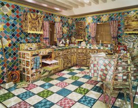 מטבח עשוי מחרוזים בתערוכה "עשויים להפליא" (הגדל)