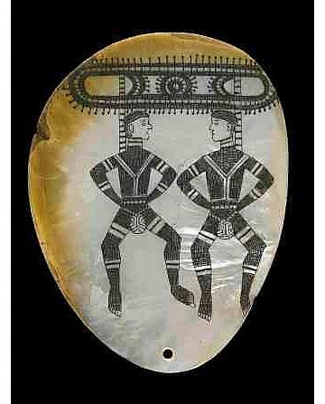 תליון מצדפת פנינה עם דמויות רוקדות. קין, 1926 (הגדל)