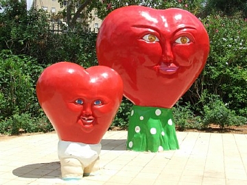 שני צדדים באמנות: פיסול אורבני לעומת פיסול אמנותי (הגדל)