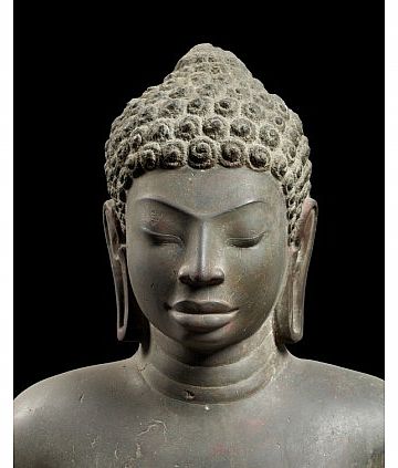 בודהה, פרט.  השאלה מן המוזיאון הלאומי, בנגקוק. (הגדל)