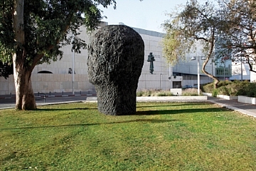 פסלו של עופר ללוש (הגדל)