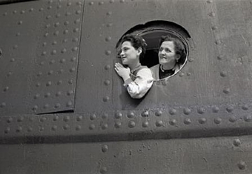 Schweig,Grandmother and Grandchild on Their Way to (הגדל)