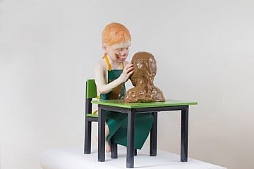 vered aharonowitz_self portrait with shit 3 (הגדל)