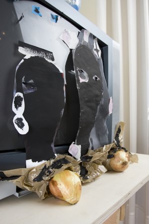 חן שיש, ללא כותרת ( מסך טלוויזיה ודמויות שחורות), 2008